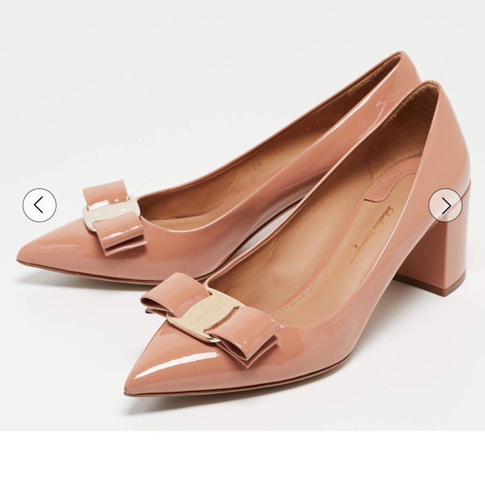 Ferragamo Vara Bow Nude Patent Leather Block Heels - Alice 55 pumps